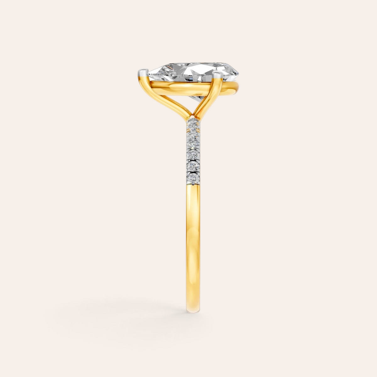 Louèn Diamonds peervormige solitaire verlovingsring van 2,5 karaat met pavé gezette diamanten band in 18k geelgoud.