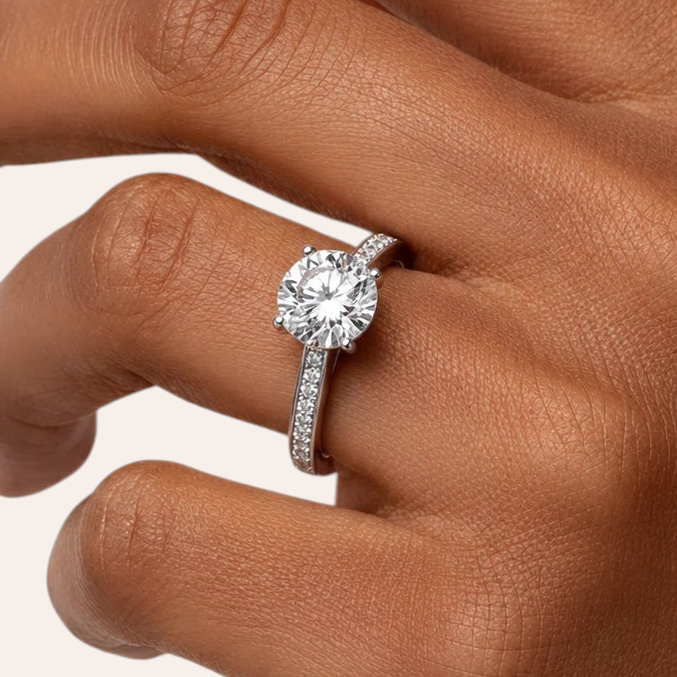 Ronde solitaire verlovingsring met pavé band · 2.0 ct.