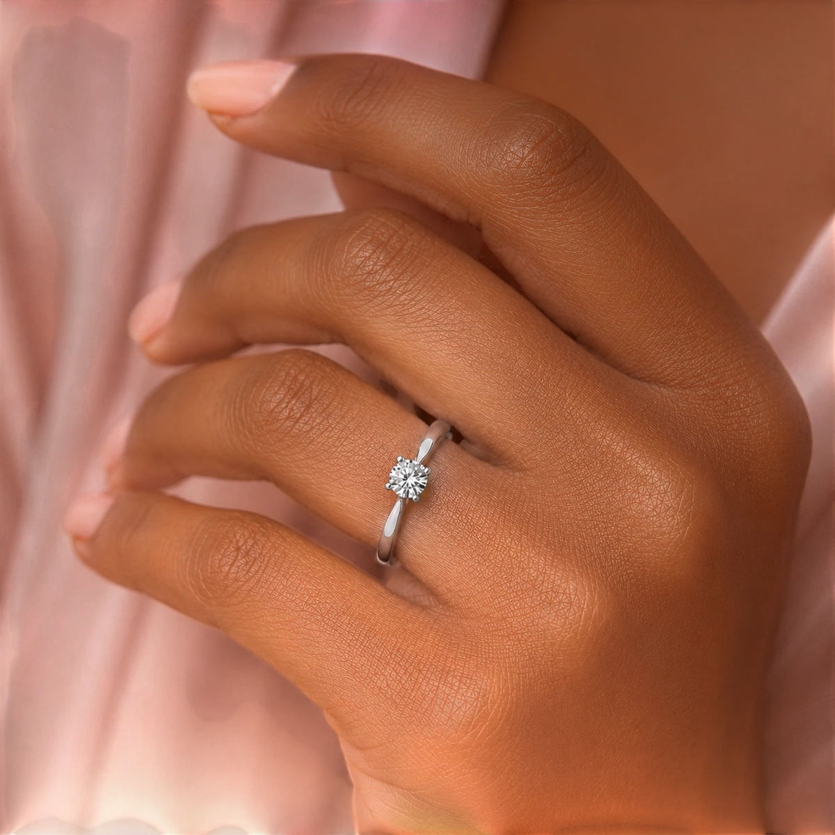 Louèn Diamonds solitaire verlovingsring van 14k witgoud met een ronde 0,5 karaat diamant om een vinger gedragen.