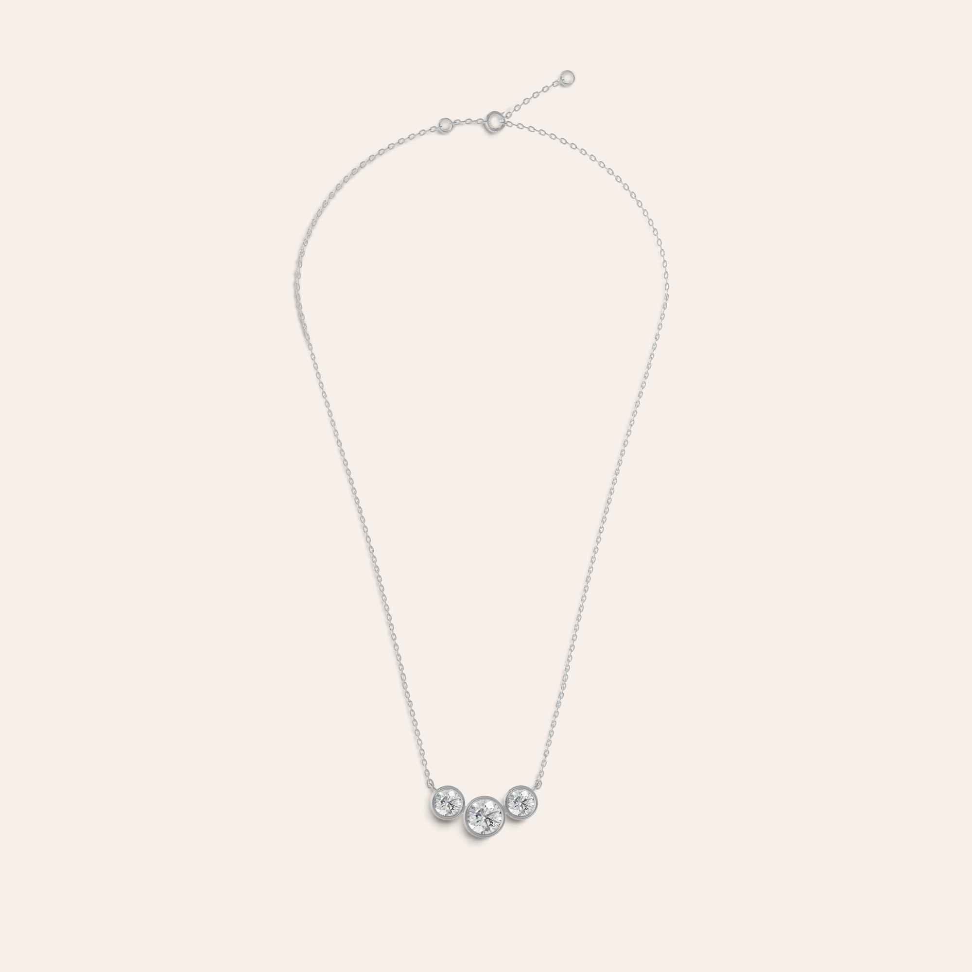 Louèn Diamonds horizontaal collier in 14k witgoud met drie bezel gezette lab-grown diamanten van 2.5 ct totaal.