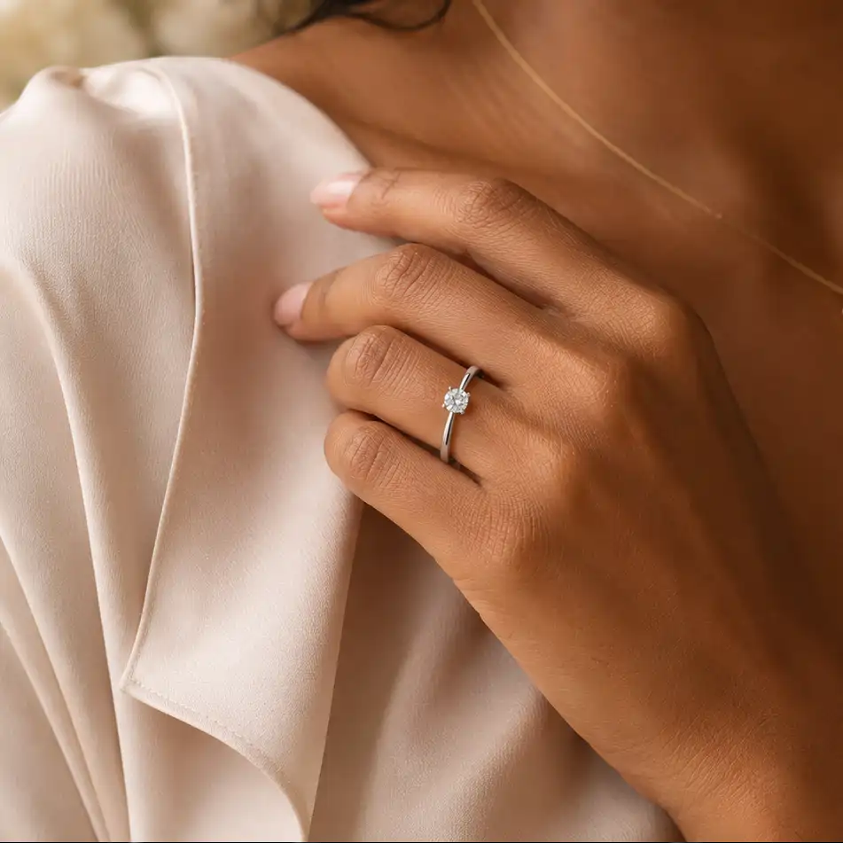 Louèn Diamonds solitaire verlovingsring van 14k witgoud met een ronde 0,5 karaat diamant gedragen aan een hand