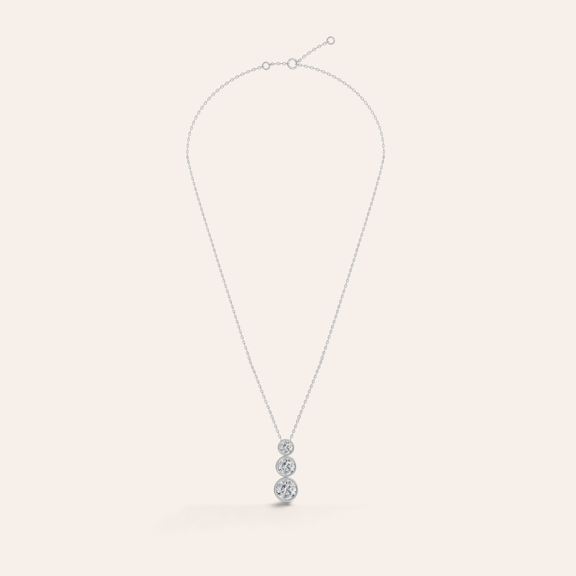 Louèn Diamonds bezel trio collier in 14k witgoud met drie lab-grown diamanten van 2.5 ct in een moderne zetting.