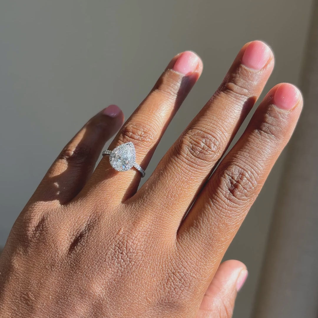 Peervormige halo verlovingsring met pavé band 2.0 ct witgoud aan de hand