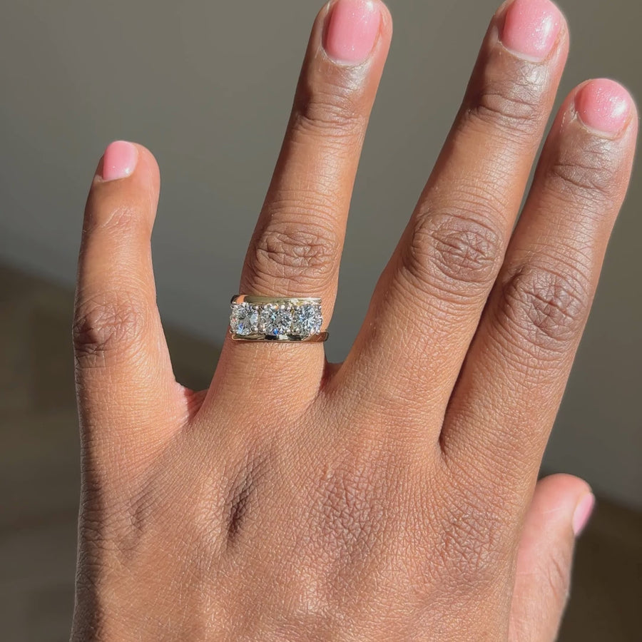 Ronde trilogie verlovingsring 2.25 ct geelgoud aan de hand