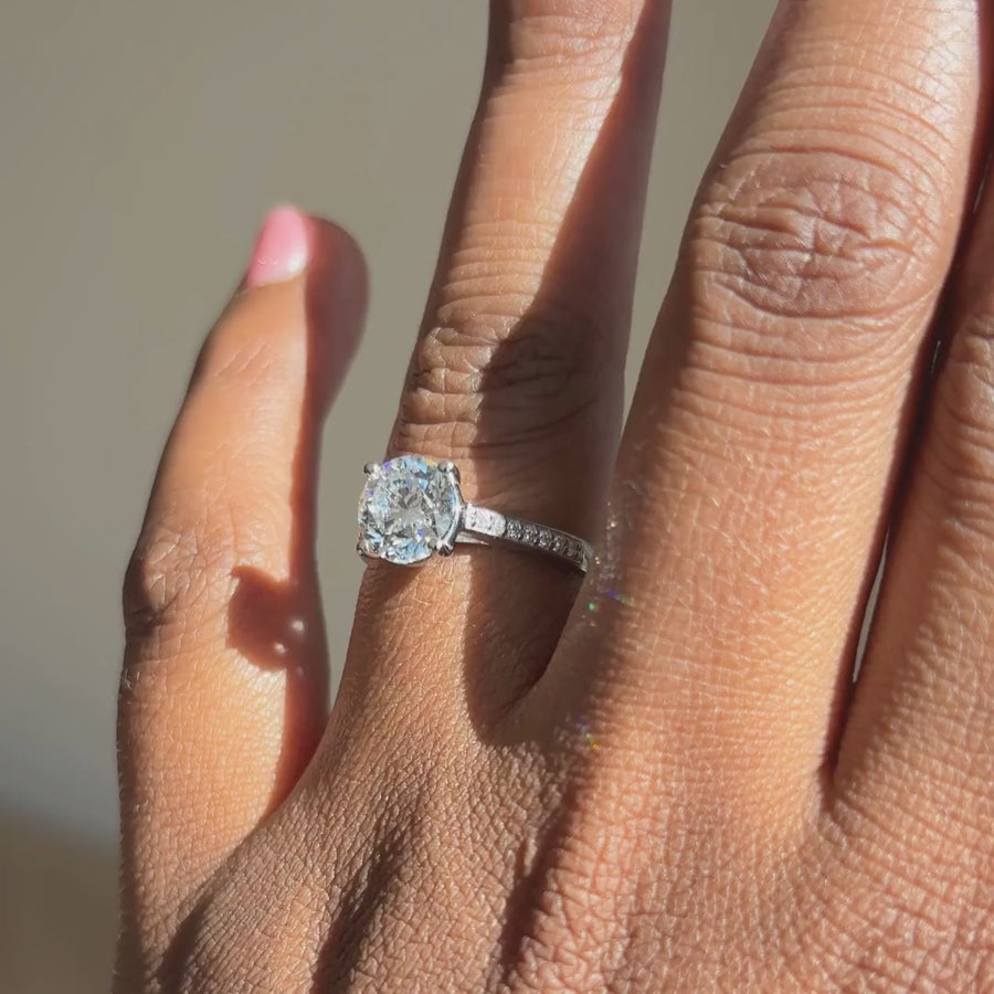 Ronde solitaire verlovingsring met pavé band 2.0 ct witgoud aan de hand