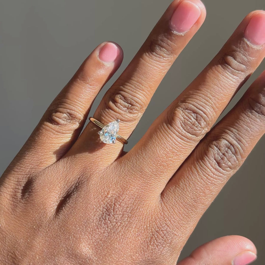 Peervormige solitaire verlovingsring 2.0 ct geelgoud aan de hand