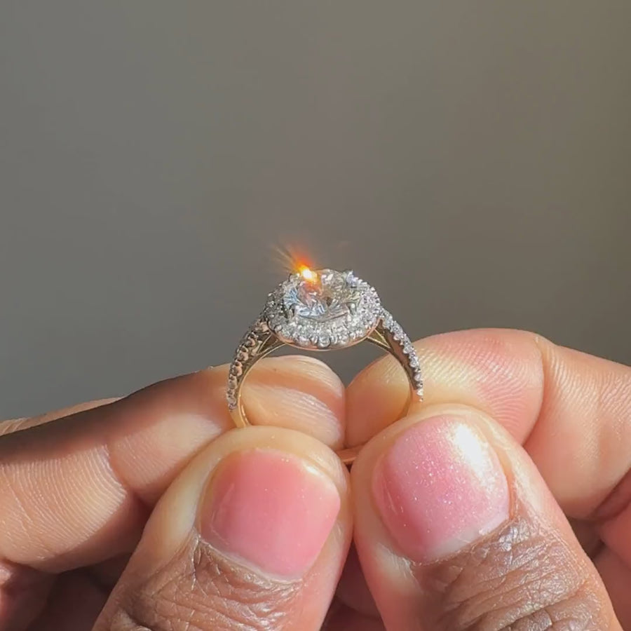 Ronde halo verlovingsring met pavé band 1.5 ct geelgoud