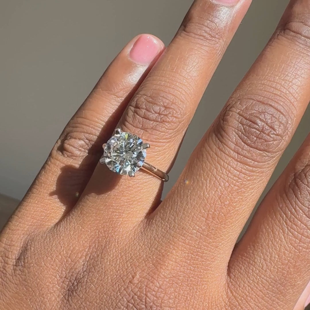 Ronde solitaire verlovingsring 4.0 ct geelgoud aan de hand