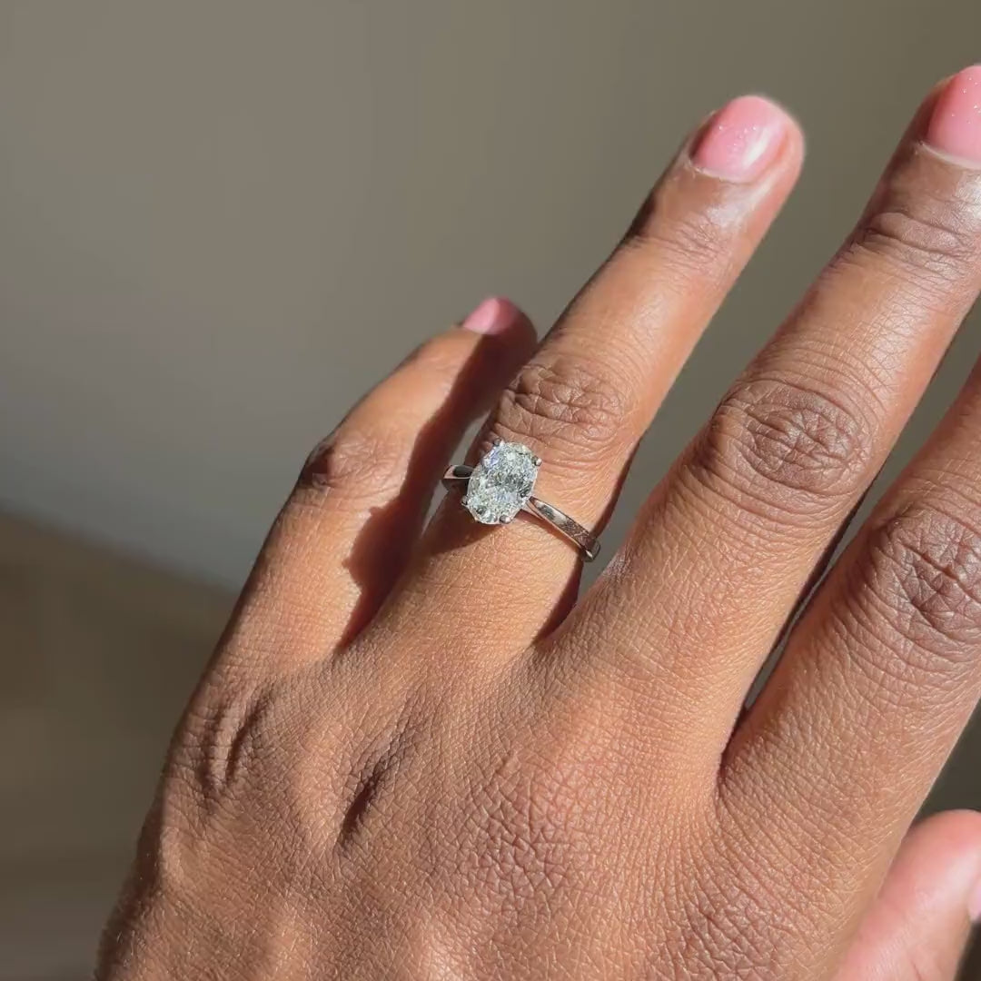 Ovale solitaire verlovingsring 2.0 ct witgoud aan de hand