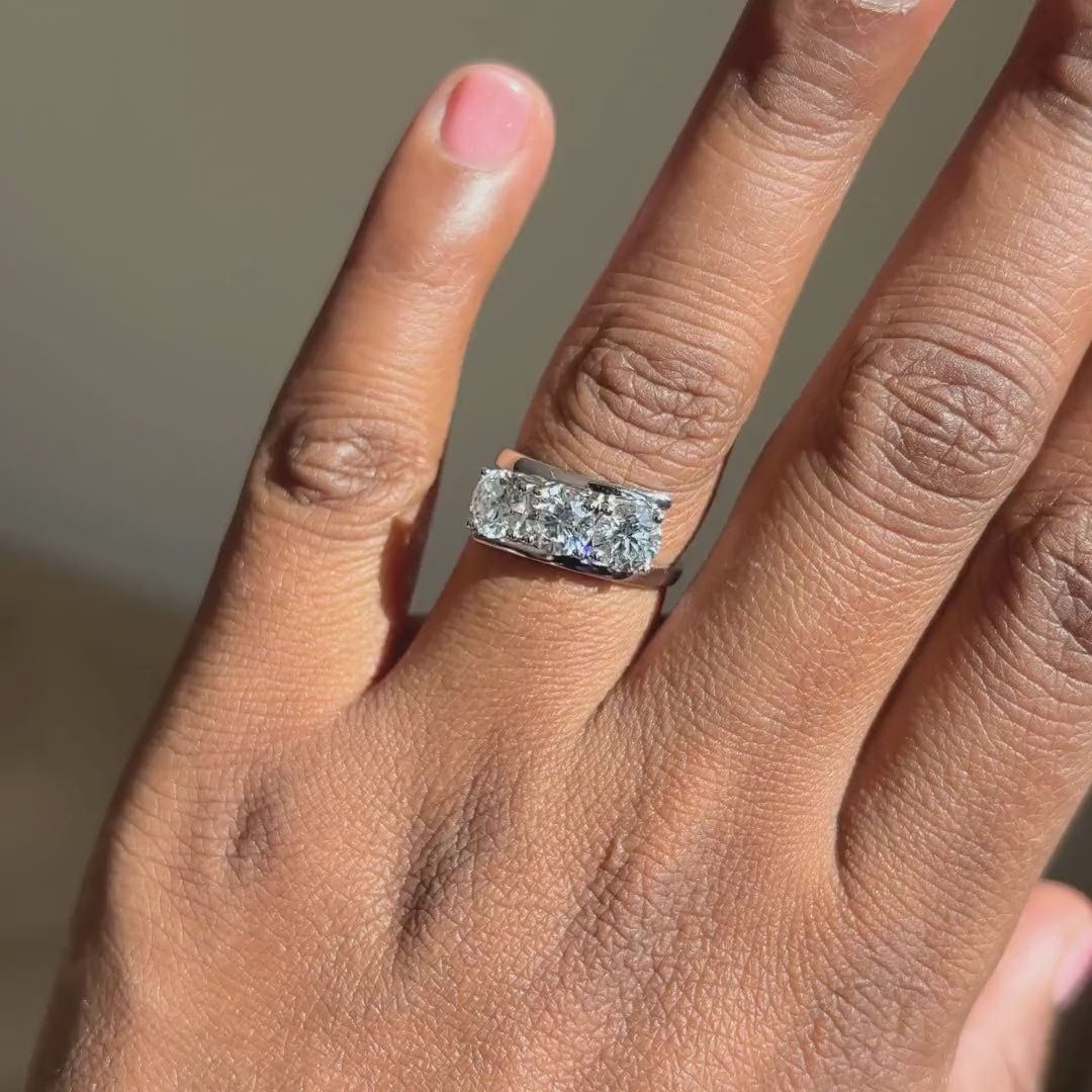 Ronde trilogie verlovingsring 2.25 ct witgoud aan de hand