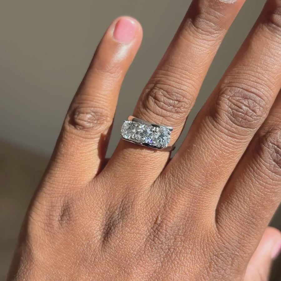Ronde trilogie verlovingsring 2.25 ct witgoud aan de hand